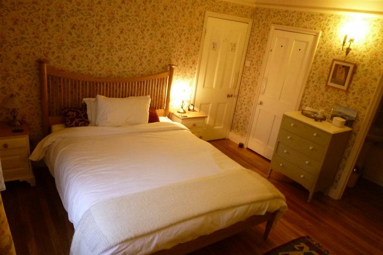 Manor Cottage Bed And Breakfast Windsor Ngoại thất bức ảnh
